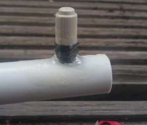Sprühdüse in PVC-Rohr geklebt - so umgeht man die Geheimwissenschaft des Gewindeschneidens
